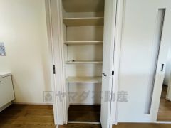 まとめ買いしてもこの収納量なら心配要らずのパントリー。調理家電や食品のストックをすっきりまとめられ、キッチン周りを広々使えます。