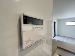 キッチン横からお湯張り、追い炊き、足し湯がボタン一つで楽々操作できる給湯機リモコンです＾＾忙しい夕飯の準備の時間帯に重宝しますね。