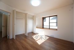 住む人のこだわりを活かす洋室＾＾日当たりがよく、寝室としての利用もおすすめ。広めのクローゼットもあり荷物もすっきり片付けれ、ゆとりのある暮らしが出来ます＾＾