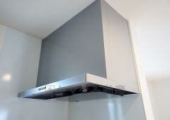 同仕様写真。風量が弱・強と切替え可能なレンジフードが調理中の煙をしっかり吸い込みます。手元を照らすライト付きです。