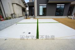 カースペースは停めやすい並列駐車3台付き。来客時も困りません＾＾ 間口も広く駐車がスムーズにできます＾＾