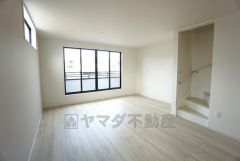 同仕様写真。大きな窓のあるリビングは、陽光あふれる明るい空間です。居心地良く、ご家族皆がゆったり寛げる憩いの空間となりそうです。