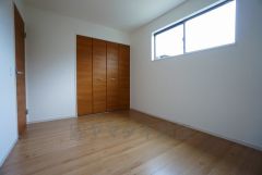 木目調のシンプルデザインで落ち着きと安らぎの空間に仕上げています。各部屋に収納が完備されているので、お荷物が多くなっても安心の設計です。