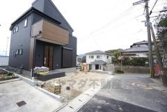 北東側3.7ｍ、南東側3.9ｍ。 西鉄バス「庄」停徒歩13分。コンビニ・スーパーまで徒歩14分圏内＾＾