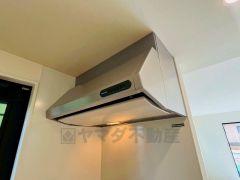 調理により発生する油煙や臭いを吸い込み、屋外へ排気してくれます。