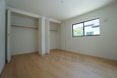 住む人のこだわりを活かす洋室＾＾日当たりがよく、寝室としての利用もおすすめ。広めのクローゼットもあり荷物もすっきり片付けれ、ゆとりのある暮らしが出来ます＾＾
