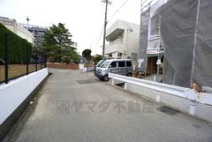 東側4.4ｍ、北側4.7ｍ。前面道路は車通りも少なく、安全性も確保。