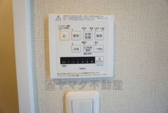 雨の日の洗濯も安心できる浴室暖房乾燥機付き浴室。リモコンで操作もボタン1つで簡単。 浴室暖房乾燥機には、暖房、乾燥、涼風、換気の4つの機能が付いています。タイマー付きです。