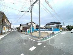 前面道路は、公道北側約6.37ｍ。幅広いため車の離合や駐車がスムーズです＾＾ 角地で陽当り・風通し良好です＾＾