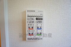 浴室暖房乾燥機には、暖房、乾燥、涼風、換気の4つの機能が付いています。タイマー付きです。