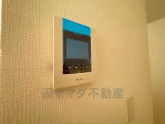 防犯性もばっちり、TVモニター付きインターフォン完備。大きなモニターで玄関先を確認できます。録画機能が付いているので不在時の訪問者も確認できて安心です^^