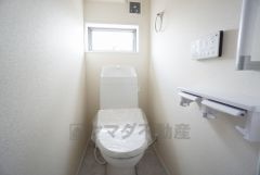 温水洗浄機付トイレです。節水機能もあるので、安心して使えますね。もちろん、1階2階の2ヶ所にトイレがあるので、忙しい朝にもゆとりができますね。