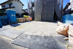 カースペースは停めやすい並列駐車3台付き。大型バイクや自転車も置ける広さです＾＾ 急な来客時も安心です＾＾