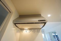 調理により発生する油煙や臭いを吸い込み、屋外へ排気してくれます。