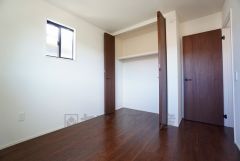 木目調のシンプルデザインで落ち着きと安らぎの空間に仕上げています。各部屋に収納が完備されているので、お荷物が多くなっても安心の設計です。