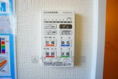 雨の日の洗濯も安心できる浴室暖房乾燥機付き浴室。リモコンで操作もボタン1つで簡単。 浴室暖房乾燥機には、暖房、乾燥、涼風、換気の4つの機能が付いています。タイマー付きです。