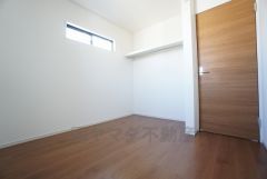 同仕様写真。全居室に収納完備。下段を引き出し収納にするなど、空いたスペースを有効活用すれば収納力がグッと高まります。常に整理整頓されたお部屋は気持ちがいいです＾＾