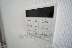 キッチン横からお湯張り、追い炊き、足し湯がボタン一つで楽々操作できる給湯機リモコンです＾＾忙しい夕飯の準備の時間帯に重宝しますね。