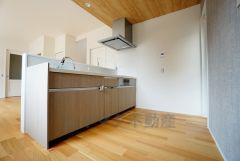 同仕様写真。対面式カウンターキッチンでお子様の様子が見守れます。カウンタートップは耐熱性に優れており、日ごろのお掃除もふき取るだけでＯＫ。ステンレスシンクも簡単にお掃除できますよ。