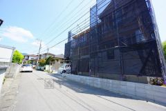 前面道路は交通量が少なく小さなお子様がいるご家庭も安心です＾＾ カースペースは停めやすい並列駐車4台付き。
