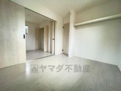 木目調のシンプルデザインで落ち着きと安らぎの空間に仕上げています。各部屋に収納が完備されているので、お荷物が多くなっても安心の設計です。
