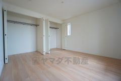 住む人のこだわりを活かす洋室＾＾日当たりがよく、寝室としての利用もおすすめ。広めのクローゼットもあり荷物もすっきり片付けれ、ゆとりのある暮らしが出来ます＾＾