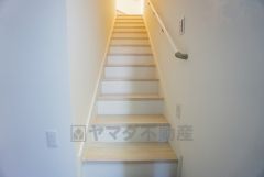 同仕様写真。ご年配の方でも安心できる、手すり付き階段です＾＾段差も低めで設定されてますので安全性にも優れてますね＾＾