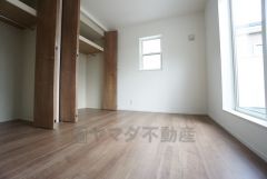 同仕様写真。住む人のこだわりを活かす洋室＾＾日当たりがよく、寝室としての利用もおすすめ。広めのクローゼットもあり荷物もすっきり片付けれ、ゆとりのある暮らしが出来ます＾＾