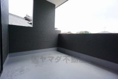 インナーバルコニーは多少の雨でも洗濯物を守ってくれ、家事を助けてくれること間違いなし。眩しすぎる日差しも和らげます。