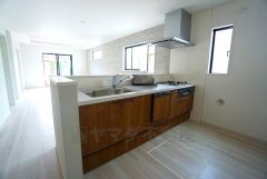 対面式カウンターキッチンでお子様の様子が見守れます。カウンタートップは耐熱性に優れており、日ごろのお掃除もふき取るだけでＯＫ。