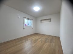 住む人のこだわりを活かす洋室＾＾日当たりがよく、寝室としての利用もおすすめ。広めのクローゼットもあり荷物もすっきり片付けれ、ゆとりのある暮らしが出来ます＾＾