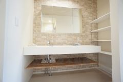 レバーシャワーで引き出して使用できます。収納も一体型になっているので、ドライヤーやヘアアイロンの置き場に困りませんね。