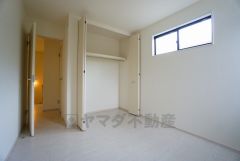 住む人のこだわりを活かす洋室＾＾日当たりがよく、寝室としての利用もおすすめ。広めのクローゼットもあり荷物もすっきり片付けれ、ゆとりのある暮らしが出来ます＾＾