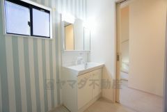 三面鏡にハンドシャワー付きで使いやすい洗面台です＾＾収納付きの洗面台なので、整理整頓ができすっきりと使えます。