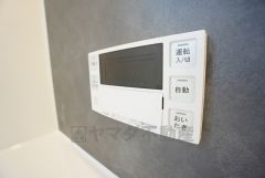 湯量・湯温の設定、そして保温までワンタッチのフルオートバス。便利な追い炊き機能付きです。