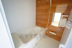 1日の疲れを癒すくつろぎのバスルーム。足を伸ばしてもゆったりと入れるサイズです。お子様と一緒にお風呂に入っても狭くないですね^^