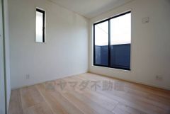 2面採光を確保した明るい室内は、風通しも良く、大変居心地の良い空間となっております。爽やかな風を感じて起きる朝は、快適生活の始まりに。