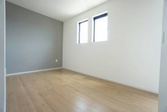 主寝室としてお使いいただけそうなこちらのお部屋は、日当たりが良く、爽やかな風を感じて起きる朝は、快適生活の始まりに。