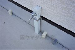 同仕様写真。あると便利な外水栓。庭や駐車場まわりの掃除、洗車、アウトドア用品の洗浄が家の中を汚さずに行え、日常の手間を大幅に減らせる便利な設備です。