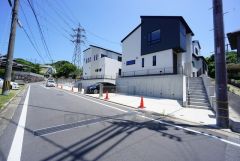 前面道路は6ｍと広く駐車がスムーズにできます＾＾