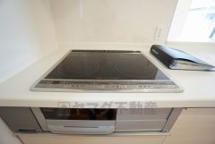 お手入れのしやすいIHクッキングヒーターです。 3口コンロなので、効率よくお料理が楽しめます。毎日のお料理も楽しくなりますね＾＾