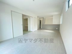 おしゃれで過ごしやすいリビングです。隣接する和室と合わせると約22帖の大空間になります。