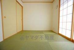 同仕様写真。リビングからの続き間として和室をご用意しました。普段はリビングとつなげて開放的なスペースとして。来客時には客間としてお使いいただけます。