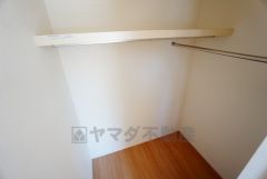 同仕様写真。収納力豊富なウォークインクローゼット付き。洋服や小物などを1箇所にまとめて美しい収納を実現します。