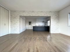 広々22帖のデザインクロスがアクセントとなったおしゃれで過ごしやすいリビングです。