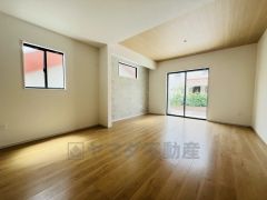 大きな窓のあるリビングは、陽光あふれる明るい空間です。居心地良く、ご家族皆がゆったり寛げる憩いの空間となりそうです。