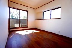 木目調のシンプルデザインで落ち着きと安らぎの空間に仕上げています。各部屋に収納が完備されているので、お荷物が多くなっても安心の設計です。