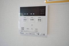 キッチン横に給湯器リモコンを設置していますので、忙しい時間帯でもスイッチ一つでお風呂の用意ができますよ＾＾