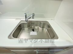 広々とした凸型シンクに洗剤ポケットを標準装備。大きなお鍋など洗いやすいです。洗剤や石鹸、スポンジもすっきりできる収納付き。