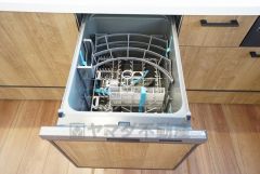 同仕様写真。家事の時間が短縮できる食器洗浄乾燥機付。後片付けもラクラクです。 食器を洗う手間が減るので家族とのコミュニケーションの時間や自分の時間が増えますね。